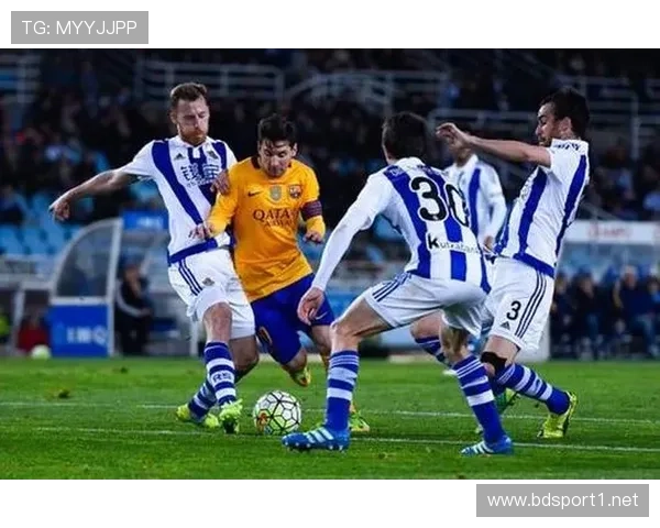 巴西队扔下小猫瞬间 小猫默默诅咒你们输球 这场比赛注定不平凡 巴西队扔下小猫瞬间 小猫默默诅咒你们输球 这场比赛注定不平凡