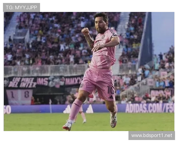 37岁梅西实拍展现绝佳突破能力包夹中潇洒脱身引全场惊叹 37岁梅西实拍展现绝佳突破能力包夹中潇洒脱身引全场惊叹